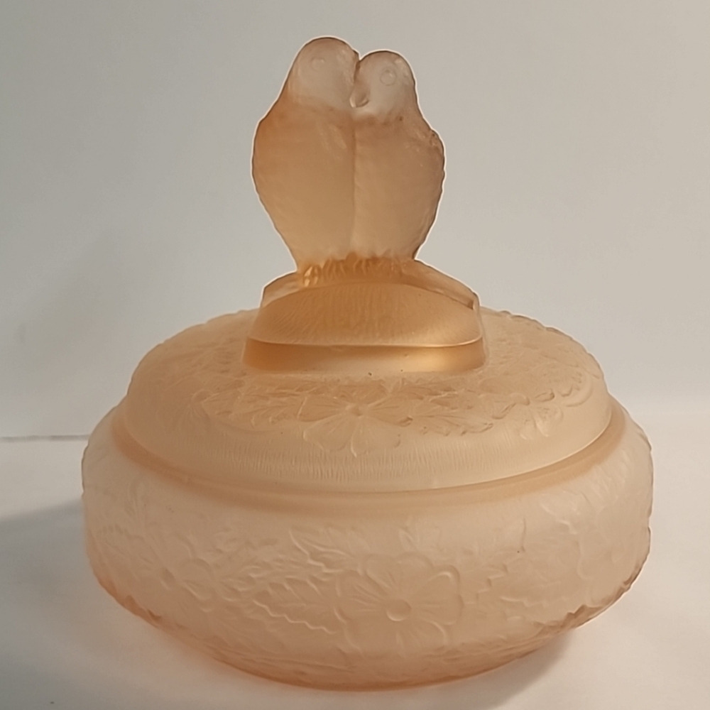 Vtg L.E. Smith Pink Satin Glass Lovebirds Powder Jar Depression Stippled 1930s